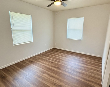 1525 Thornton Avenue - Photo Thumbnail 9