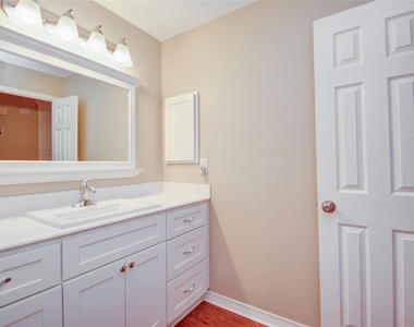 1818 Augusta Drive - Photo Thumbnail 10