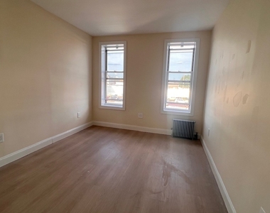 317 East 49 Street - Photo Thumbnail 7