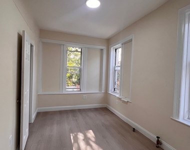317 East 49 Street - Photo Thumbnail 4