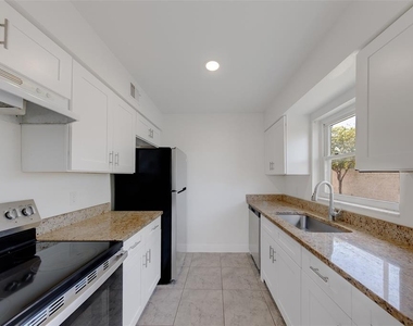9218 Tudor Drive - Photo Thumbnail 8