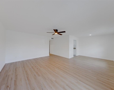 9218 Tudor Drive - Photo Thumbnail 2
