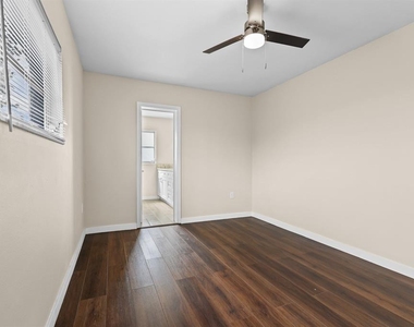 702 Desert Hills Way - Photo Thumbnail 14