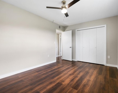 702 Desert Hills Way - Photo Thumbnail 16