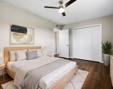 702 Desert Hills Way - Photo Thumbnail 15
