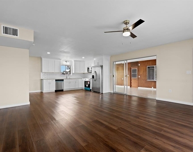 702 Desert Hills Way - Photo Thumbnail 4