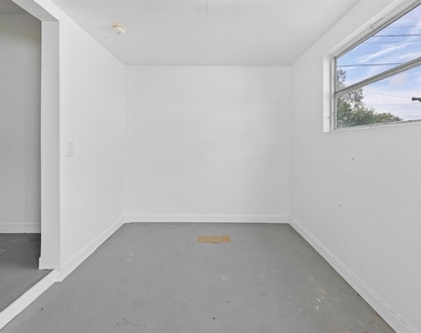702 Desert Hills Way - Photo Thumbnail 22