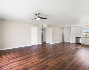 702 Desert Hills Way - Photo Thumbnail 3