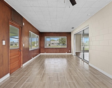 702 Desert Hills Way - Photo Thumbnail 12