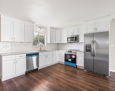 702 Desert Hills Way - Photo Thumbnail 7