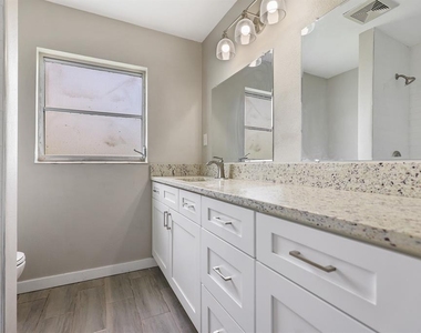 702 Desert Hills Way - Photo Thumbnail 18