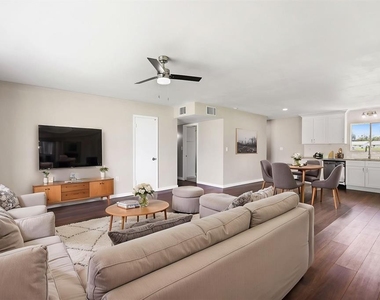 702 Desert Hills Way - Photo Thumbnail 2