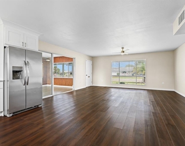 702 Desert Hills Way - Photo Thumbnail 6