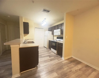 5451 Vineland Road - Photo Thumbnail 3