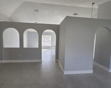913 Cambridge Court - Photo Thumbnail 3