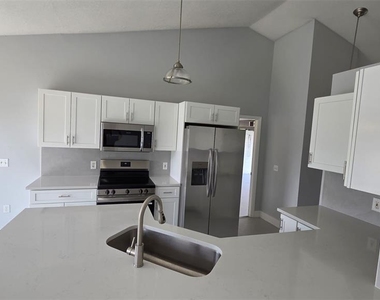 913 Cambridge Court - Photo Thumbnail 8