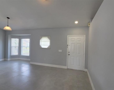 913 Cambridge Court - Photo Thumbnail 4
