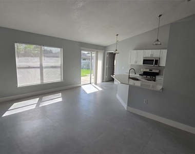 913 Cambridge Court - Photo Thumbnail 12
