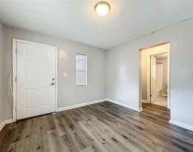 1546 Ella Street - Photo Thumbnail 4