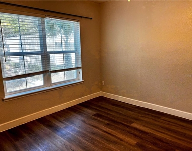 304 E South Street - Photo Thumbnail 5