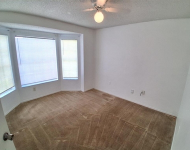 2835 Palm Isle Way - Photo Thumbnail 13