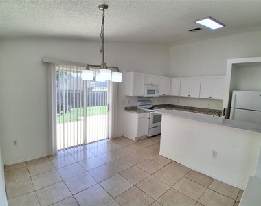 2835 Palm Isle Way - Photo Thumbnail 8