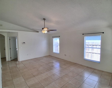 2835 Palm Isle Way - Photo Thumbnail 10