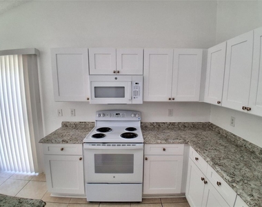 2835 Palm Isle Way - Photo Thumbnail 4