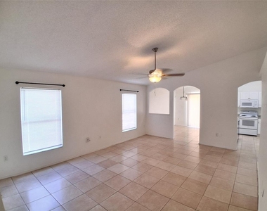 2835 Palm Isle Way - Photo Thumbnail 11