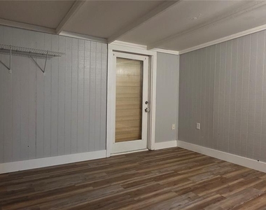 8003 Hillman Avenue - Photo Thumbnail 15