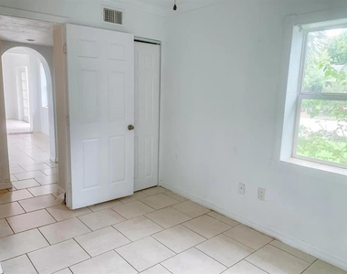 3525 W 19th Street W - Photo Thumbnail 3