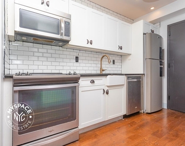 31 Brooklyn Avenue - Photo Thumbnail 3