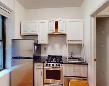 240 Waverly Place - Photo Thumbnail 2