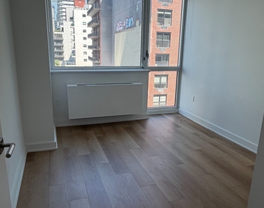43-10 Crescent Street - Photo Thumbnail 3