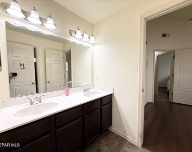4933 Copper Ranch Avenue - Photo Thumbnail 17
