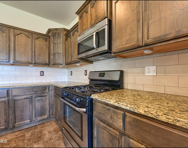 7528 Wolf Creek Drive - Photo Thumbnail 18