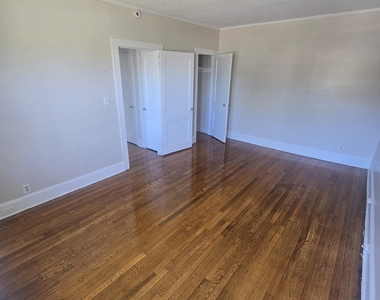 9 Evergreen Avenue - Photo Thumbnail 3