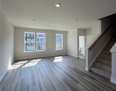 769 Olivia St - Photo Thumbnail 6