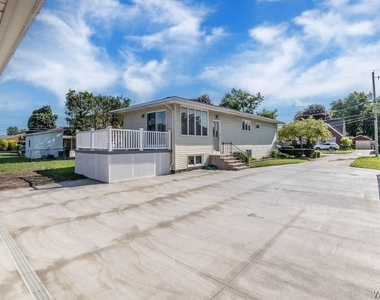 28 Mead St. - Upper Unit - Photo Thumbnail 9