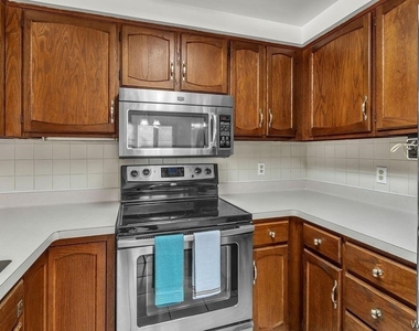 28 Mead St. - Upper Unit - Photo Thumbnail 18