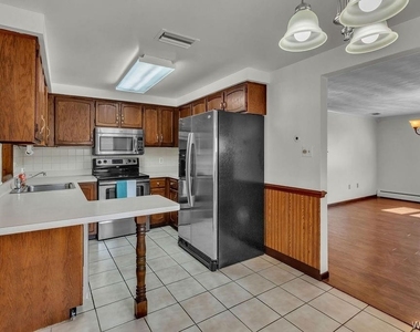 28 Mead St. - Upper Unit - Photo Thumbnail 19
