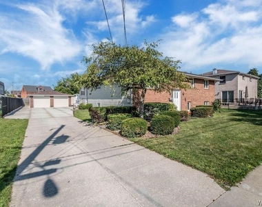 28 Mead St. - Upper Unit - Photo Thumbnail 3