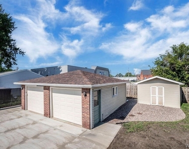28 Mead St. - Upper Unit - Photo Thumbnail 4