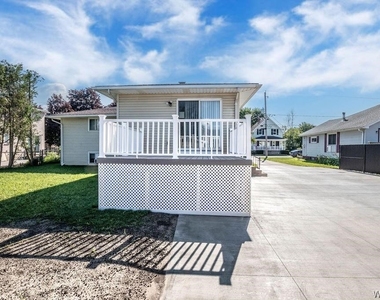 28 Mead St. - Upper Unit - Photo Thumbnail 12