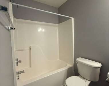 1759 Glen View Way - Photo Thumbnail 16