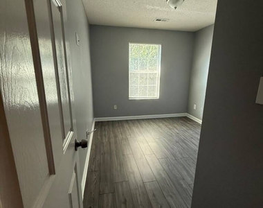 1759 Glen View Way - Photo Thumbnail 11