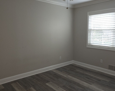 3668 Kingsboro Road Ne - Photo Thumbnail 15