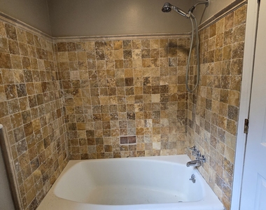 3668 Kingsboro Road Ne - Photo Thumbnail 8