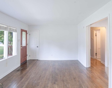 914 Bank Street Se - Photo Thumbnail 2