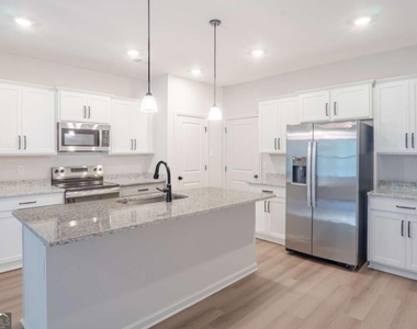 411 Summit View Lane - Photo Thumbnail 2